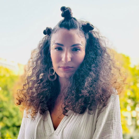 coiffure cheveux bouclés été facile à réaliser pour la plage ou les festivals