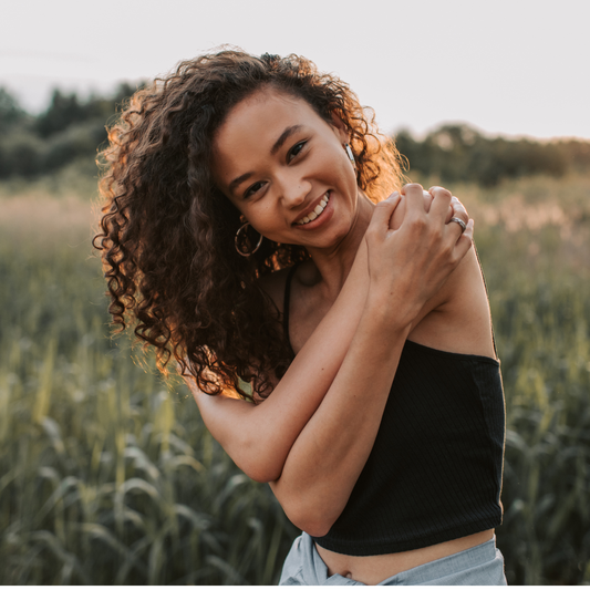 Cheveux colorés et soleil : que faire ?