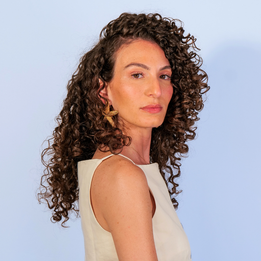 Rafraîchir ses boucles entre deux lavages : les meilleures techniques pour des boucles définies plus longtemps